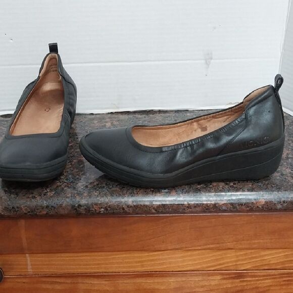 Vionic Black Flats with Sleek Design...SIZE 6   EUC - Picture 1 of 7